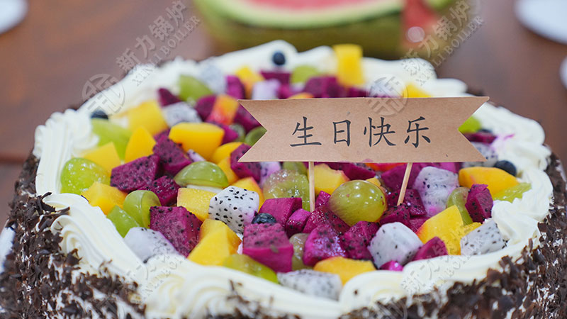 庆祝成长，共享喜悦：公司员工生日派对与入职周年庆典携手演出